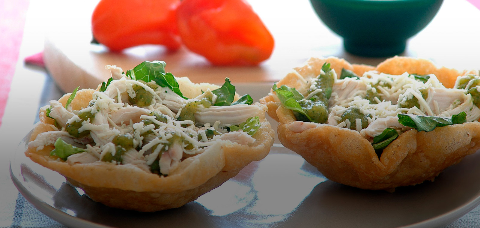 Cestitas de Maíz y Coco Rellenas de Pollo y Aguacate